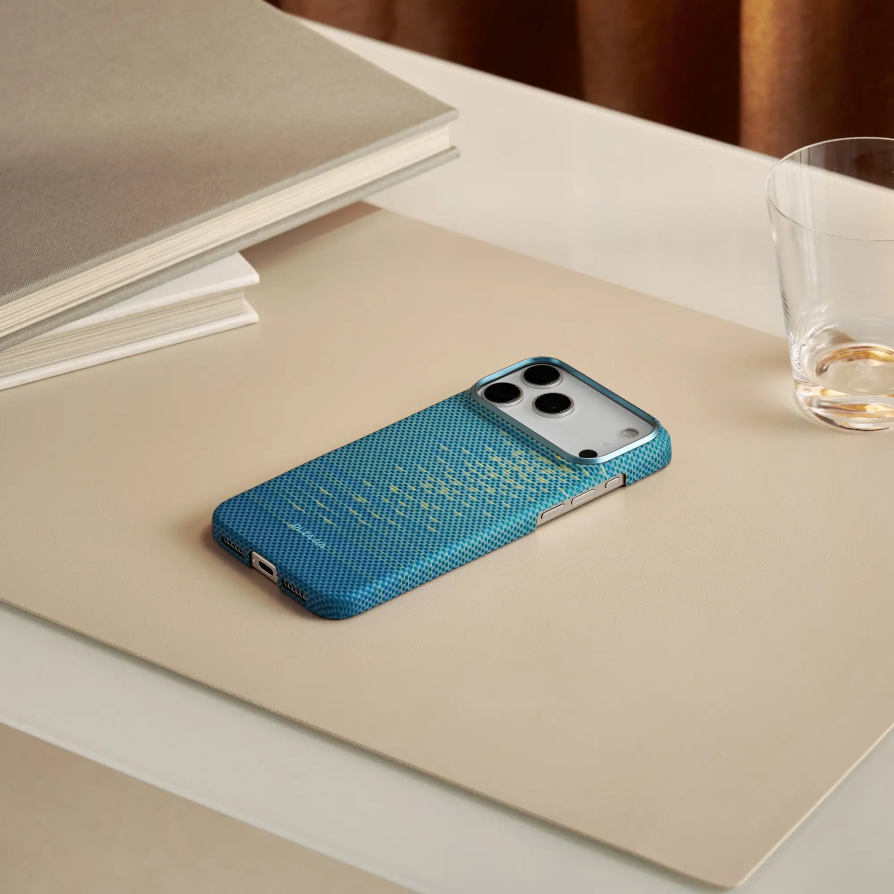 PITAKA Aramid Fibre Ultra-Slim Case